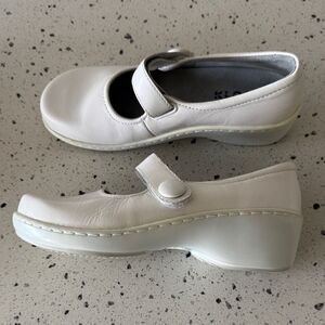 Klogs Footwear White Leather Mary Jane Wedge Shoes Slip Resistant Size 6.5 EUC